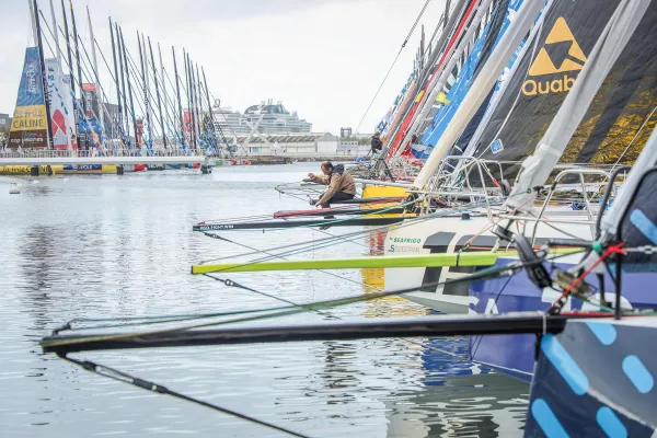Les bateaux se préparent pour la course dans le bassin Paul Vatine 