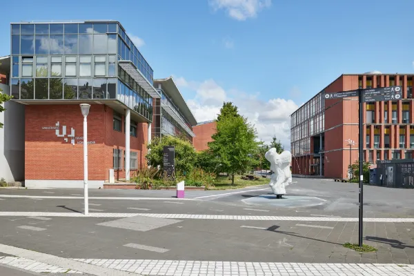 Niki, œuvre de Didier Marcel devant l'Université pour Un Été Au Havre