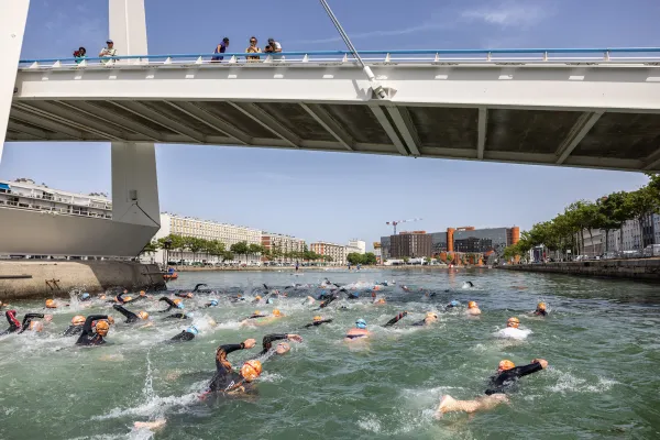 Compétition de nage dans le bassin du Commerce