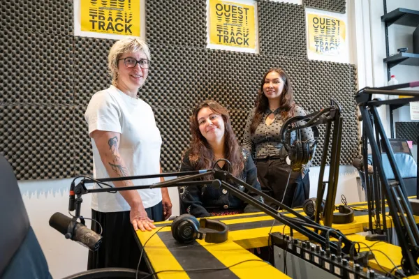 Claire Barbaray, en charge des ateliers, aux côtés de Lucie Cauvin et Margot Phouthavy, animatrices de la radio Ouest Track