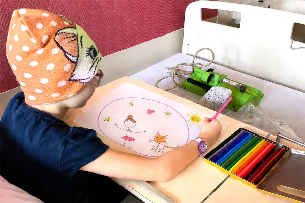 Un jeune patient dessine dans le cadre du concours organisé par l'association Juste Humain