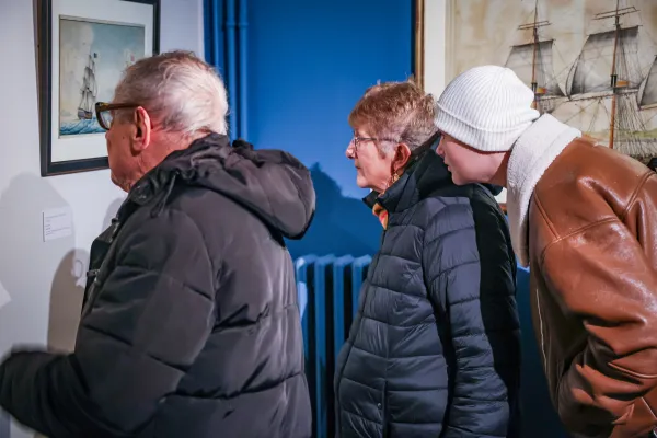 Des seniors visitent une exposition