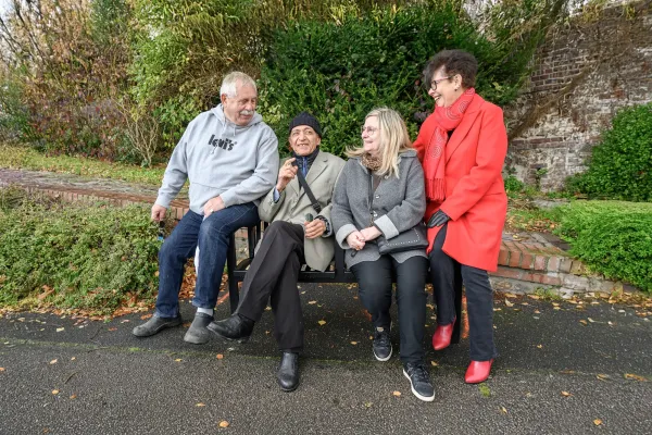 Des seniors utilisateurs des bancs des parcours de promenade