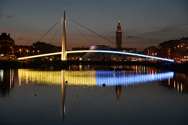 La passerelle du bassin du Commerce aux couleurs de l'Ukraine