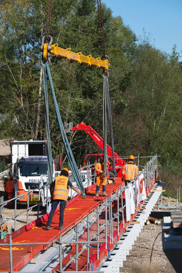 Levage de la passerelle piétonne de la future station de tramway de l'hôpital Jacques Monod