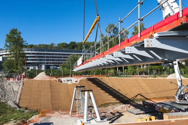 Levage de la passerelle piétonne de la future station de tramway de l'hôpital Jacques Monod