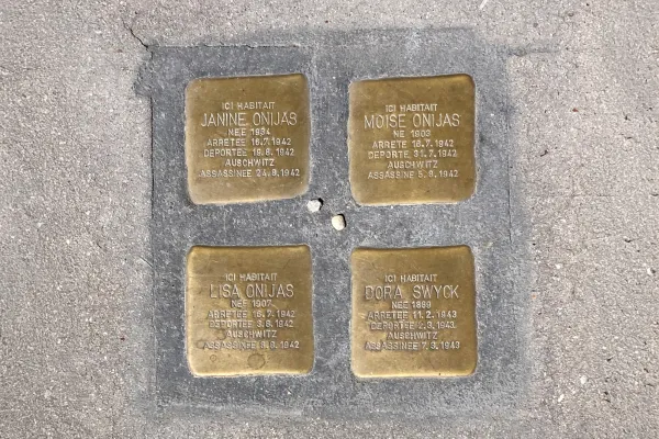 Photos de pavés de la mémoire dans une rue du Havre