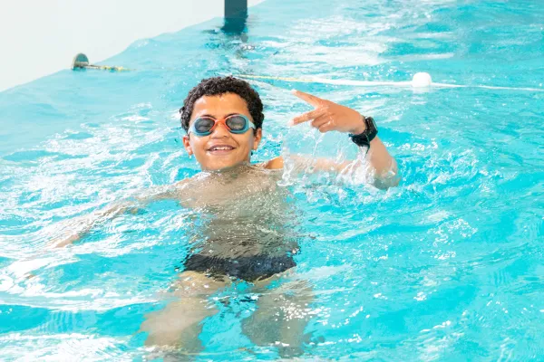 un jeune nage dans la Piscine Edouard Thomas au Havre