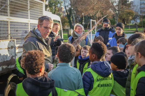 Plantation d'arbres avec les enfants du centre de loisirs Massillon - Desmallières