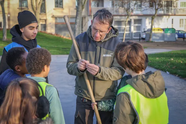 Plantation d'arbres avec les enfants du centre de loisirs Massillon - Desmallières