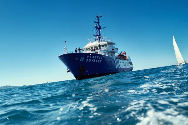 Le navire-laboratoire de l'expédition Plastic Odyssey