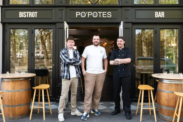 Julian Simon, Nicolas Rivet, les gérants de Po'Potes, à côté du cuisinier, Damien Aubé
