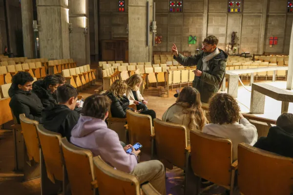 Visite pédagogique de l'église Saint-Joseph avec les élèves impliqués dans le projet sur l'architecture havraise