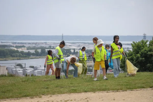 Nettoyage citoyen de l'aire éducative terrestre des coteaux calcaires de Caucriauville