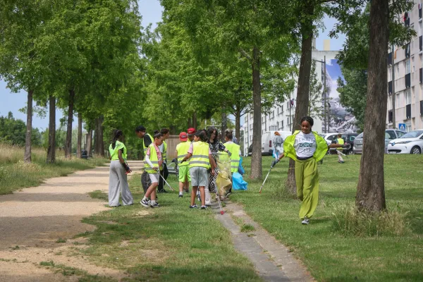 Nettoyage citoyen de l'aire éducative terrestre des coteaux calcaires de Caucriauville