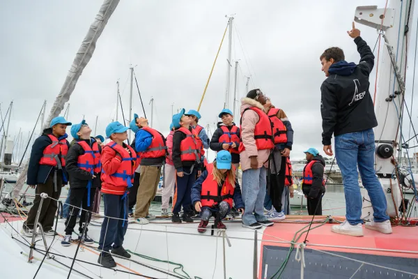 Rencontre entre élèves et skippers au port de plaisance