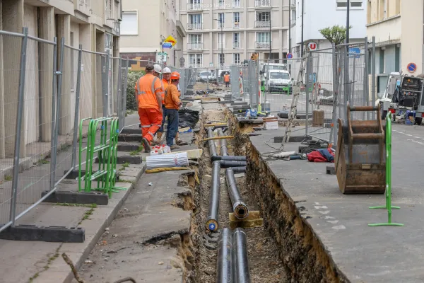 Travaux dans la rue pour le déploiement du réseau de chaleur