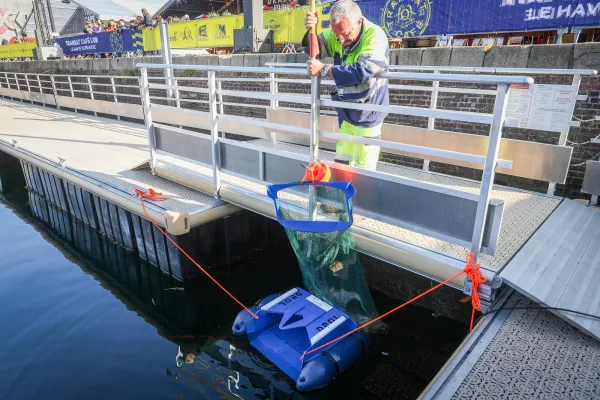 Le système de récupération des déchets DPOL a été installé dans le bassin Paul Vatine pour une expérimentation
