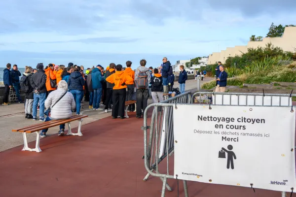 Ramassage de déchets sur la plage avec l'ONG Surfrider Foundation