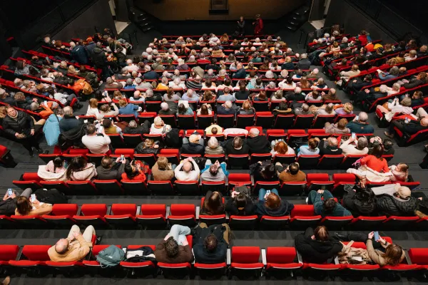 Le public s'installe au Théâtre de l'Hôtel de Ville