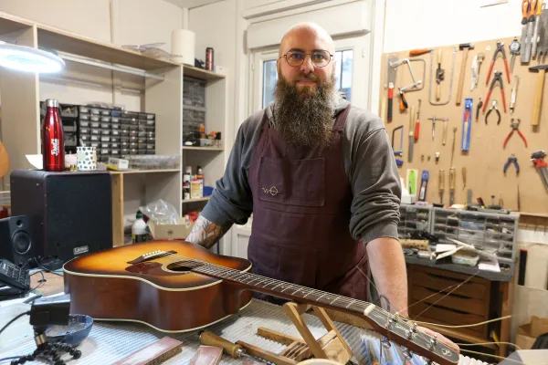 Thomas Billet, luthier chez Wooden Owl