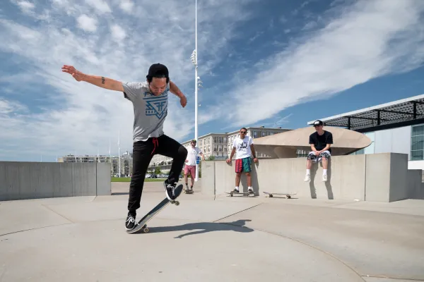 Des skateurs de l'Ultra Skate Club