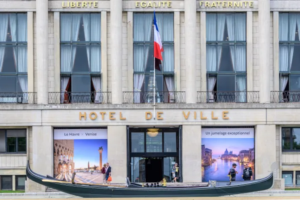 Une gondole a été installée dans l'un des bassins de l'Hôtel de Ville pour célébrer cette association
