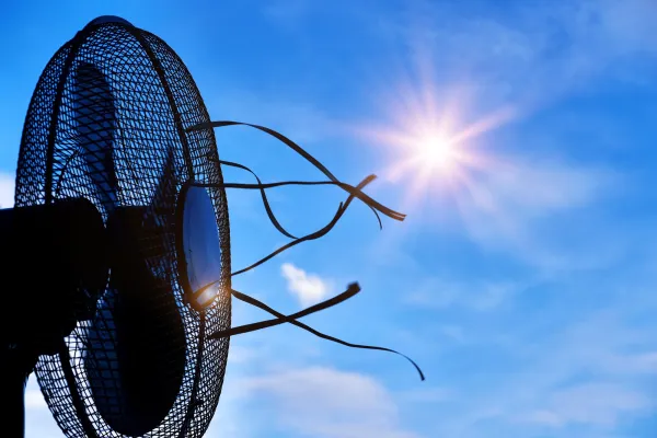 Un ventilateur sur fond de ciel ensoleillé