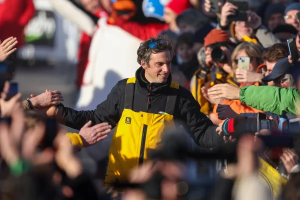 Charlie Dalin remonte la foule après son arrivée victorieuse sur le Vendée Globe