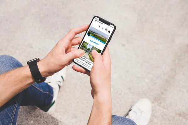 Quelqu'un lit la newsletter de la Ville du Havre sur son smartphone