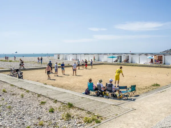 Les cabanes de plage et les bains de mer
