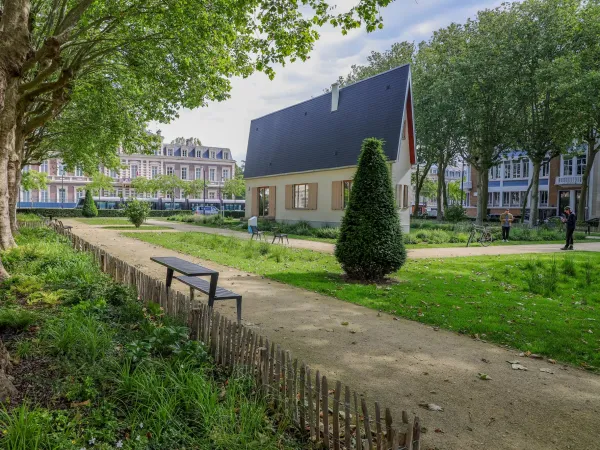 Le square Erignac, avec la Narrow House