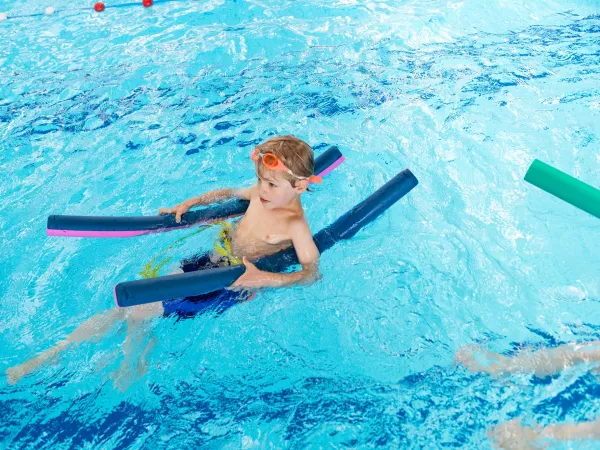 Un jeune garçon apprenant la natation