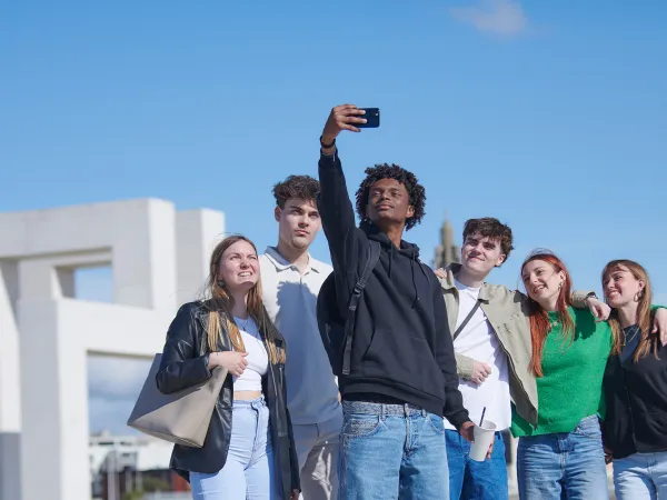 Étudiants sur le campus havrais