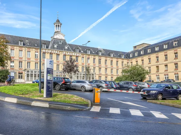 Vue sur l'entrée de l'hôpital Flaubert